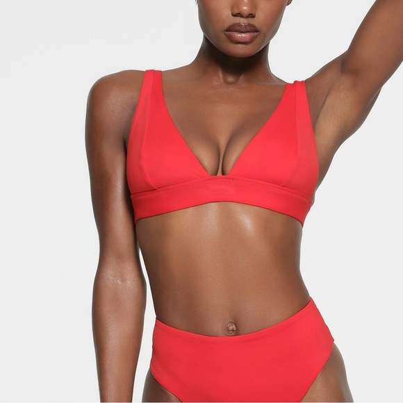 ❤️SKIMS SWIM PLUNGE BIKINI TOP IN RUBY XS L - Picture 1 of 6